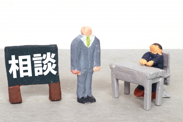 人を頼るのが苦手な人の原因と改善方法を解説