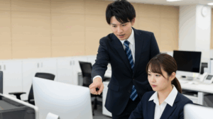 出しゃばりな人の特徴と心理・対処法|職場でのうざい振る舞いを解決