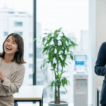 社交的なのに心を開かない人の特徴と心理｜原因と改善策を解説