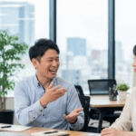 笑いながら話す人の心理とは?怖いと思われる理由と対処法