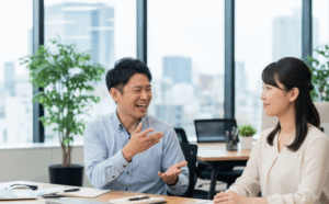 笑いながら話す人の心理とは？怖いと思われる理由と対処法