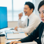 急に歌い出す人の心理とは?迷惑な時の対処法まで徹底解説