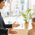 距離感が近い人の心理や特徴とは？職場での上手な対処法も解説